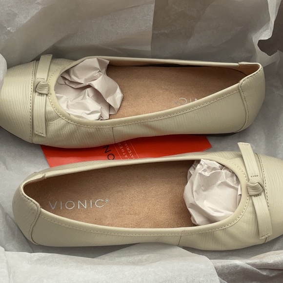 Vionic Shoes - NWT Vionic‎ Cream Women's Flats with Bow Detail size 6